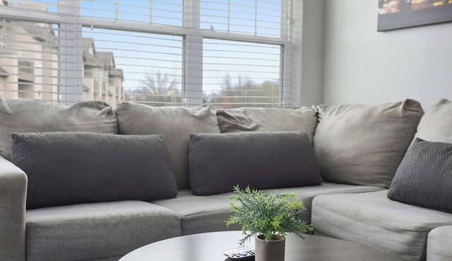 Sleeps 4 2BR APT+KingBeds P&L+RiverMarket Olathe