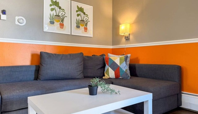 Sleeps 4! Charming 1 Bedroom w/2 Beds + WIFI!