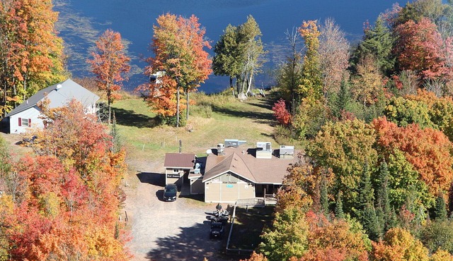 Sleeps 4- Charming Room with AC and WiFi in welcoming Hurley on Island Lake