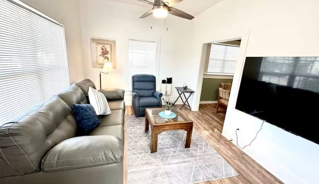 Sleeps 4. Close to downtown
