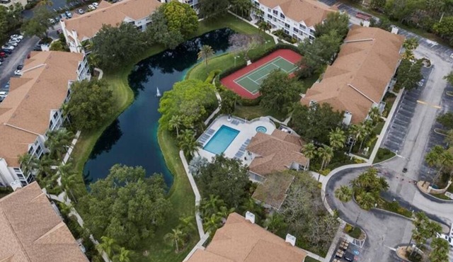 Sleeps 4-Close to Downtown, Beaches & Airport/Ground Floor Unit
