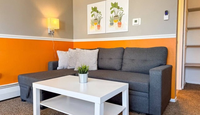 Sleeps 4! Cozy 1 Bedroom w/Comfy Queen Mattress