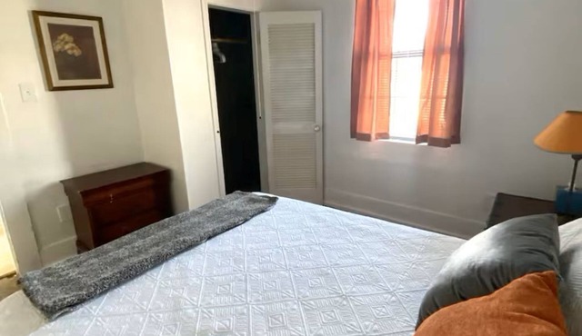 Sleeps 4/Fenced Yard/Pet Friendly/Near Downtown