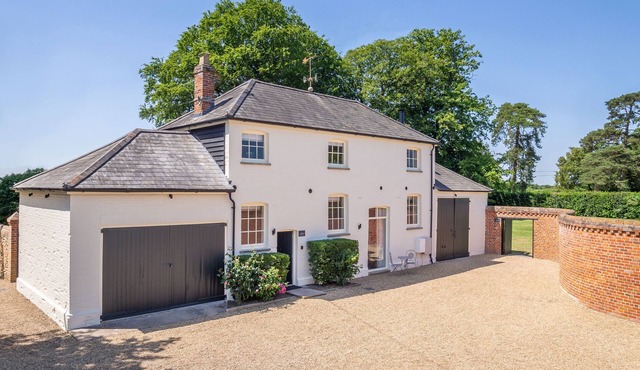 Sleeps 4 guests in 1 Double and 1 Twin bedroom