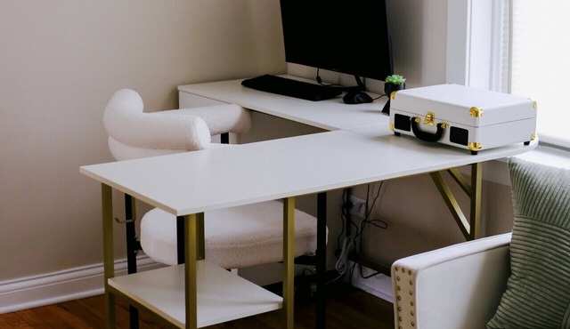 Sleeps 4 New Modern 1BR Workspace