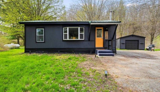 Sleeps 4 | Pet Friendly | Fire Pit