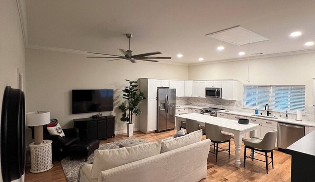 Sleeps 4, Private, 1-King BR, Murphy Bed in Living Rm, off Timothy and 10 loop