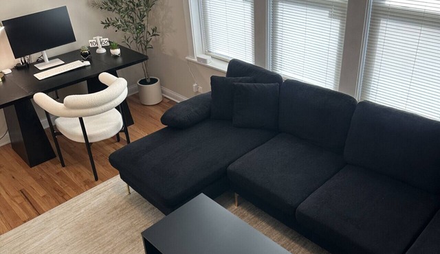 Sleeps 4 Stylish Stay with Workspace