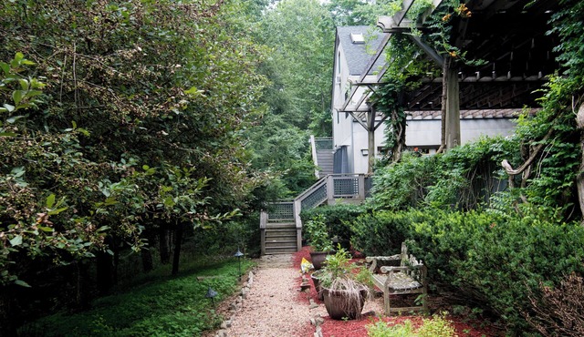 Sleeps 4 w/screen porch and private Hot Tub