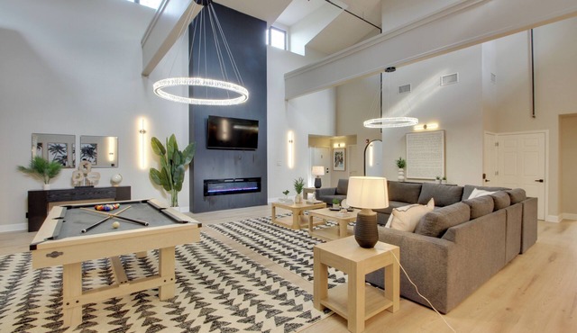 Sleeps 40! Entire Condotel Outside Overland Park