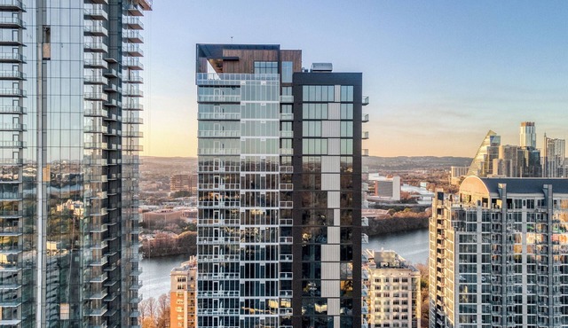 Sleeps 40 | Luxe Condos Near DT Austin | Natiivo