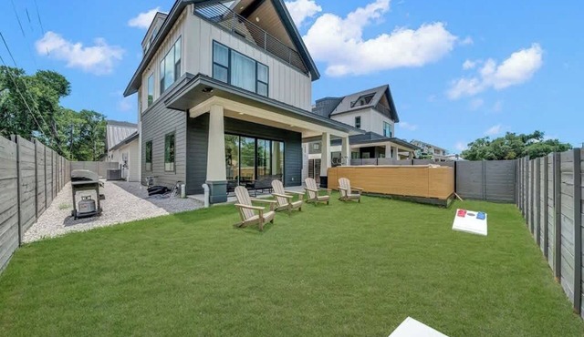 Sleeps 42, 2 Pools & Game Room 11BR near Downtown