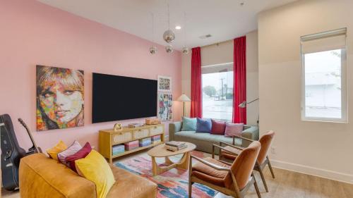 Sleeps 44 4 themed lofts w skyline balconies neon backdrops glam kitchens—perfect for Nashville group stays The Swift Retreat by AvantStay