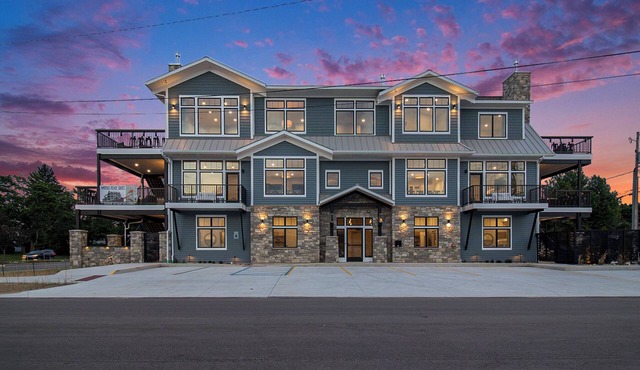 Sleeps 49! 14 bathrooms! 16 bedrooms!