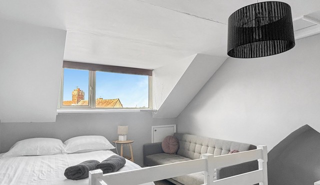 Sleeps 5-1Bedroom Apartment with Bath– Walking Distance to Grantham Town Centre!