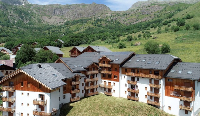 Sleeps 5! Mountain Escape + Pool & Wi-Fi Access!