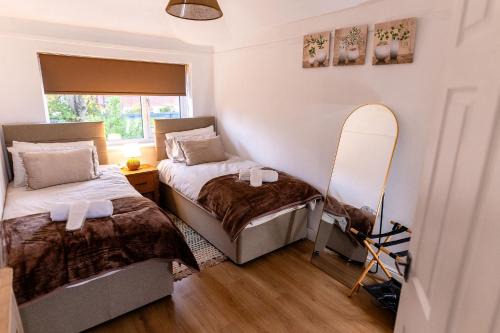 Sleeps 5 - Free Parking WiFi Near Airport & City