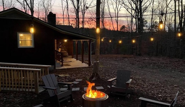 Sleeps 5: Hot Tub, Fire Pit, & by Holliday Lake State Park