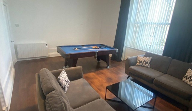 sleeps 5, parking, pool table