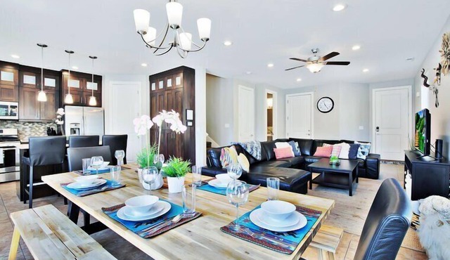 Sleeps 58: Townies | Pool/Spa | Garage | Downtown Location | 420/424/428/432