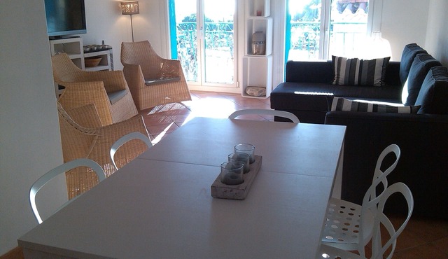 Sleeps 6-10, 80 m2, historic town centre, sea view, 2 mins to harbour and shops