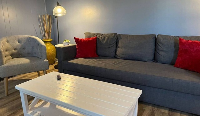 Sleeps 6! 2BR Condo w 4 Beds in New Castle + WIFI!