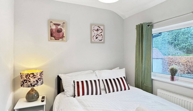 Sleeps 6 3 bedroom house in Harlaxton Village with parking and garden