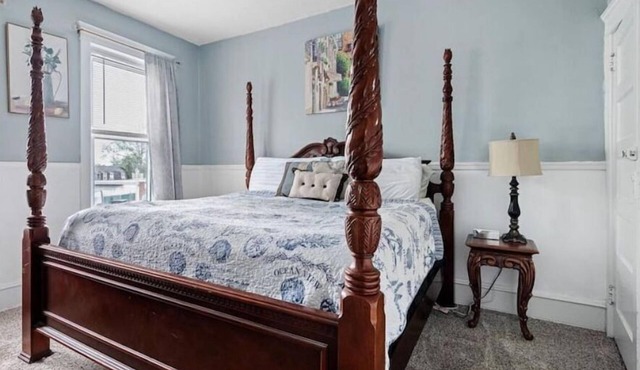 Sleeps 6, 3BR 1BA,1King+2 Queen beds, perfect for long stays in a great location