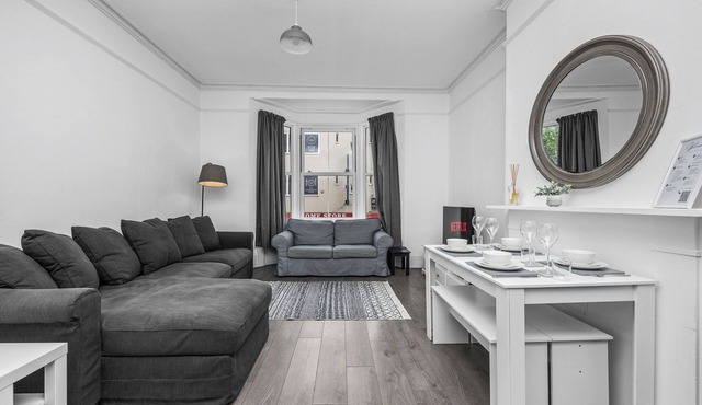 Sleeps 6 (5 min walk to beach/i360), King Beds, Cot/Highchair/Sky/Netflix