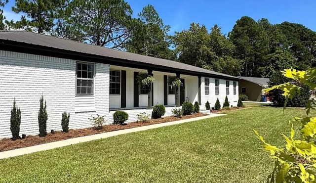Sleeps 6-8; Across from Sand Mountain Park
