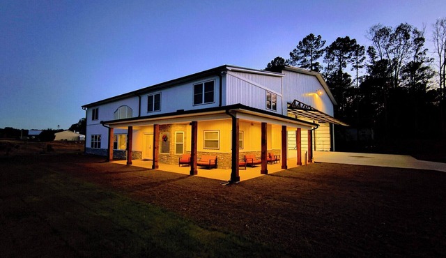 Sleeps 6+. Amazing Fly-in or Drive-in Hangar Home minutes from Pinehurst!