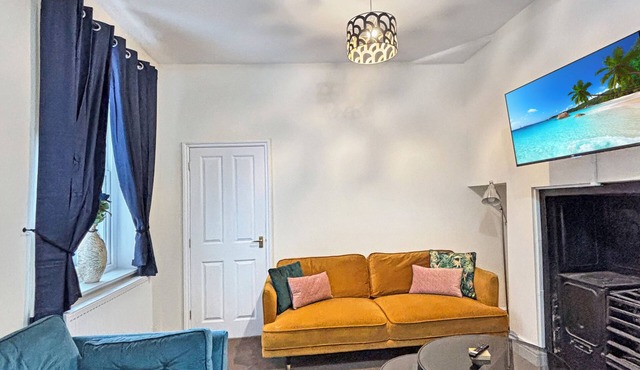 Sleeps 6 Central, Spacious 2-bedroom Ground Floor Apartment in Newark-on-Trent