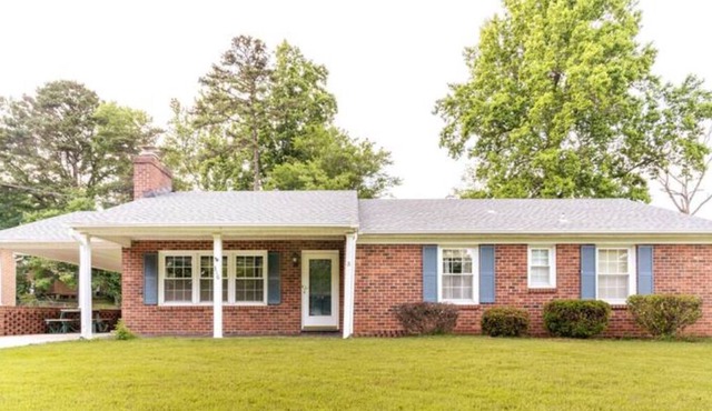 Sleeps 6 / Central Location / Quiet / Great for Small Groups