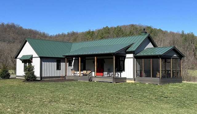 Sleeps 6, custom, gorgeous home on 180 acres, amazing views of Old Rag Mountain