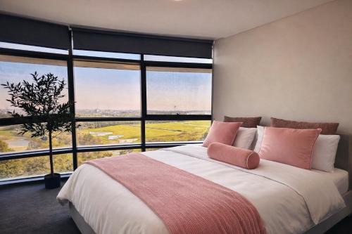 Sleeps 6 Dreamy Designer Apt Wintergarden Dining 1min to Stadium & Free Parking