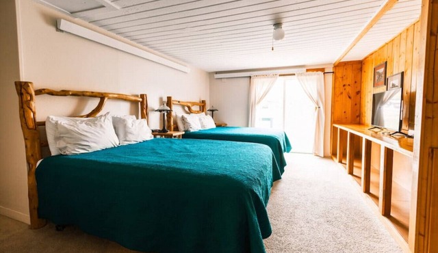 Sleeps 6 - Historic Hotel in Centennial