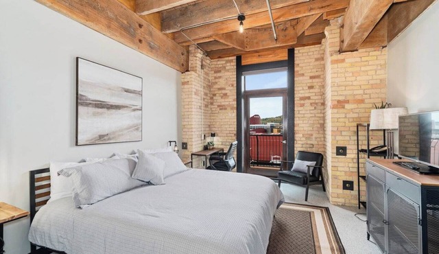 Sleeps 6 in Canal Park with a Balcony