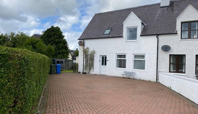 Sleeps 6: Large 4 Bedroom, 4 Bathroom House in Central Portree