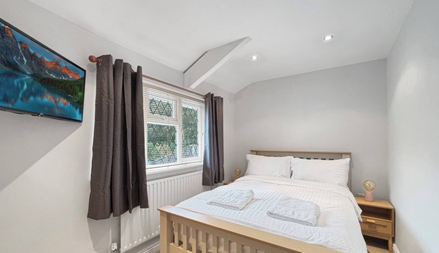 Sleeps 6, lovely 3-bedroom cottage in Harlaxton Village