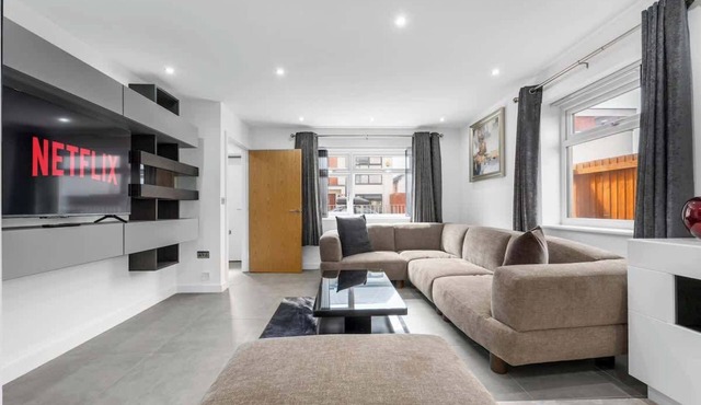 Sleeps 6 Manchester home by City SuperHost