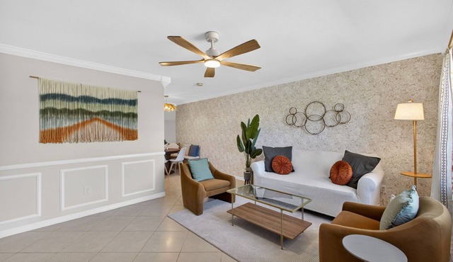 Sleeps 6, Minutes From Beach Gorgeous Backyard