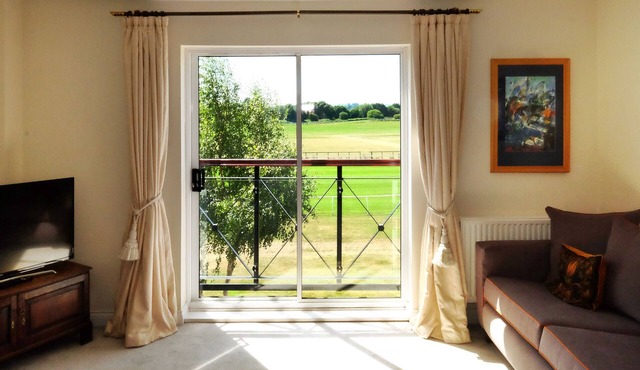 Sleeps 6, Parking, Great View. 3 Bedrooms, 4 beds, easy walk to town centry