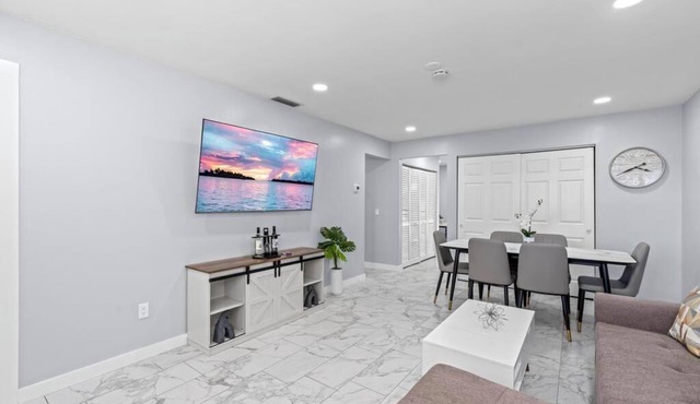 Sleeps 6 PS5 + 65” TV Renovated 2-BR Fast WiFi 2 Parking Spaces