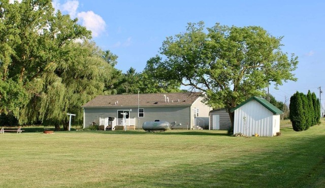 Sleeps 6, rural & cozy.