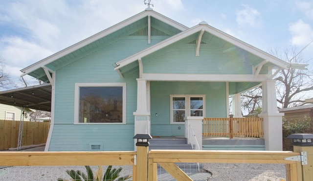 Sleeps 6 Walk to Alamodome Cowboy Pool