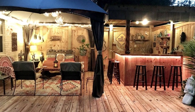 Sleeps 6 with Garden/Bar