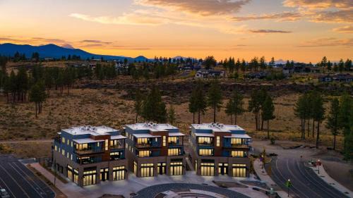 Sleeps 60 12 Modern Units30 BDRs w DeckHot Tub Fully Private Near Downtown