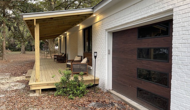 (Sleeps 7) 3 bedroom/2 bath BRING YOUR BOAT/WAVERUNNERS-Lots of Parking Space