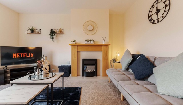 Sleeps 7: Corporate & Family Stays - FREE Parking!