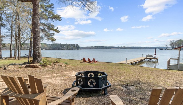 Sleeps 7, Firepit, 2 Kayaks, BIG Water + More!